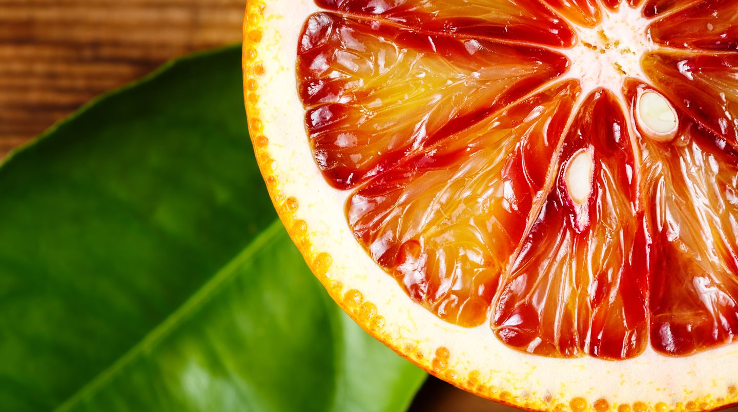 Tipps & Tricks: Falten einfach wegcremen? Schön wär's. Aber gegen tiefere Furchen ist Kosmetik leider machtlos. Kleiner Trost: Wirkstoffe wie Vitamin A und Vitamin C können in der richtigen Konzentration den Alterungsprozess zumindest ein wenig aufhalten. Falten einfach wegcremen? Schön wär's. Aber gegen tiefere Furchen ist Kosmetik leider machtlos. Kleiner Trost: Wirkstoffe wie Vitamin A und Vitamin C können in der richtigen Konzentration den Alterungsprozess zumindest ein wenig aufhalten.