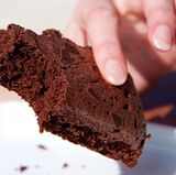 Seien Sie sparsam mit energiereichen Lebensmitteln, also mit allem, was viel Fett und Zucker enthält. Wichtig ist eine ausgewogene Ernährung. Sie müssen dabei keine Kalorien zählen.