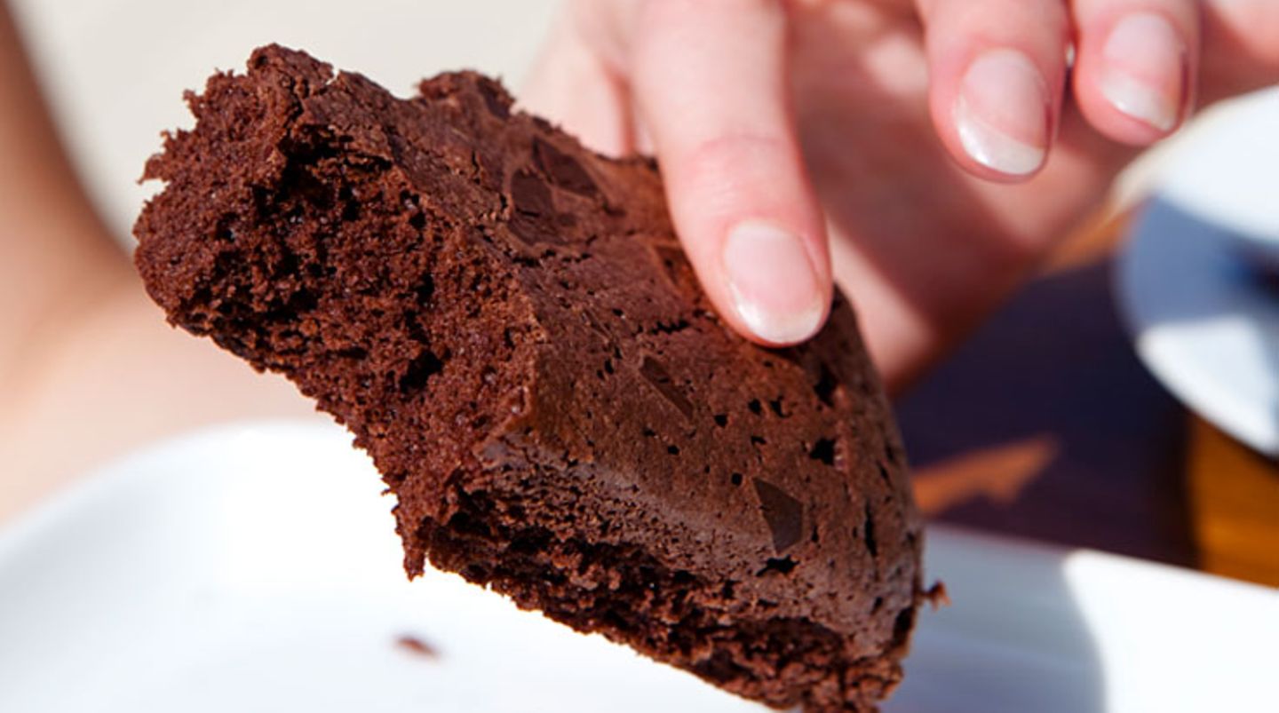 Seien Sie sparsam mit energiereichen Lebensmitteln, also mit allem, was viel Fett und Zucker enthält. Wichtig ist eine ausgewogene Ernährung. Sie müssen dabei keine Kalorien zählen.