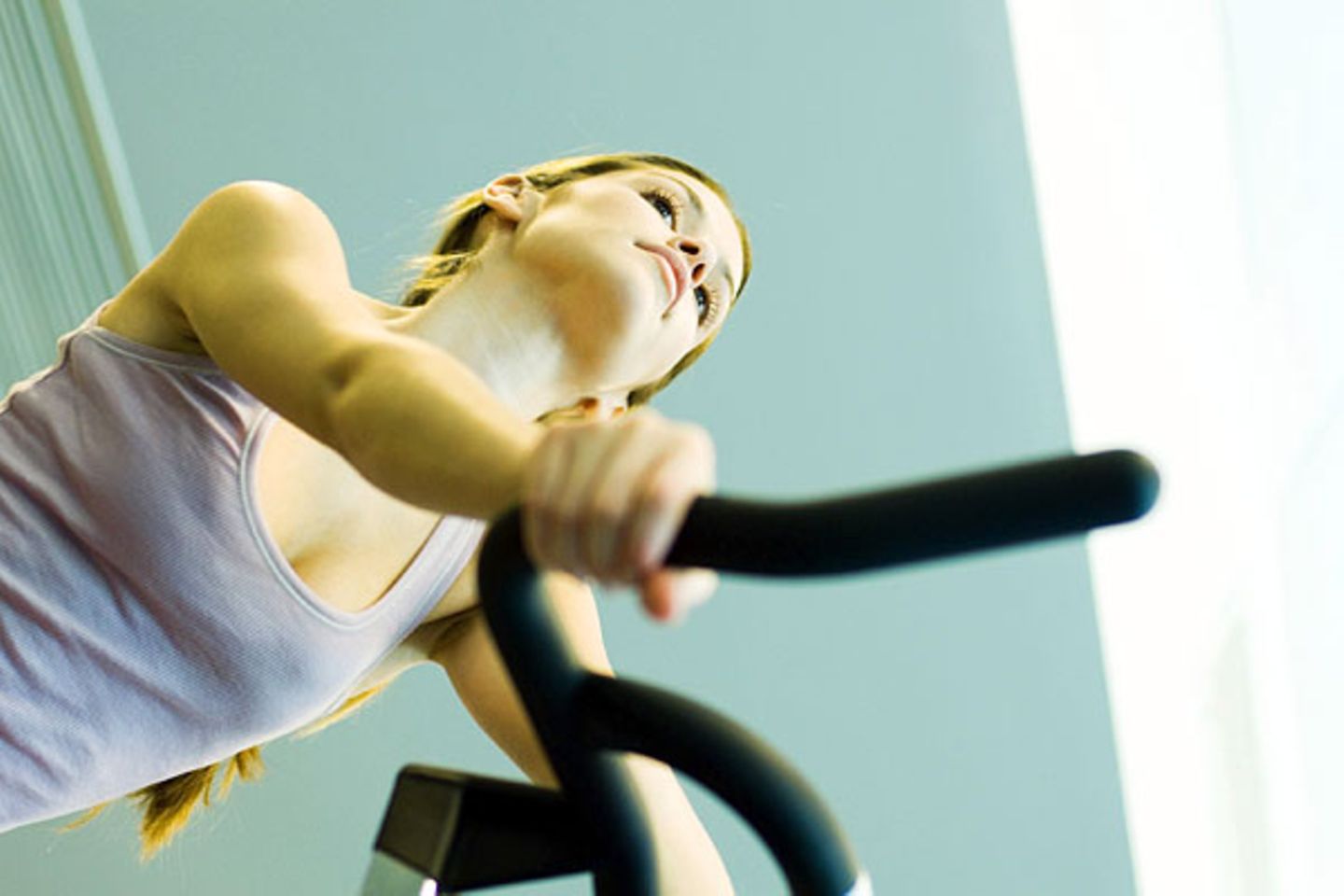 Skiurlaube sind Sportreisen im klassischen Sinne. Bereiten Sie sich deshalb auch körperlich vor. Treiben Sie idealerweise mehrmals die Woche mindestens eine halbe Stunde Sport; gehen Sie schwimmen, laufen, Radfahren oder ins Fitness-Studio. Wer das ganze Jahr über eher selten Sport treibt, sollte sich mindestens zwei Monate vor dem Winterurlaub mit Skigymnastik auf die spezifischen und ungewohnten Belastungen einstellen  Video: Wird die Helmpflicht für Skifahrer eingeführt?