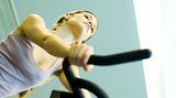 Skiurlaube sind Sportreisen im klassischen Sinne. Bereiten Sie sich deshalb auch körperlich vor. Treiben Sie idealerweise mehrmals die Woche mindestens eine halbe Stunde Sport; gehen Sie schwimmen, laufen, Radfahren oder ins Fitness-Studio. Wer das ganze Jahr über eher selten Sport treibt, sollte sich mindestens zwei Monate vor dem Winterurlaub mit Skigymnastik auf die spezifischen und ungewohnten Belastungen einstellen  Video: Wird die Helmpflicht für Skifahrer eingeführt?