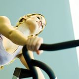 Skiurlaube sind Sportreisen im klassischen Sinne. Bereiten Sie sich deshalb auch körperlich vor. Treiben Sie idealerweise mehrmals die Woche mindestens eine halbe Stunde Sport; gehen Sie schwimmen, laufen, Radfahren oder ins Fitness-Studio. Wer das ganze Jahr über eher selten Sport treibt, sollte sich mindestens zwei Monate vor dem Winterurlaub mit Skigymnastik auf die spezifischen und ungewohnten Belastungen einstellen  Video: Wird die Helmpflicht für Skifahrer eingeführt?