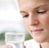 Mundgeruch können Sie mit einem speziellen Zungenreiniger oder -schaber beseitigen. Setzen Sie diesen möglichst weit hinten an der Zunge an und ziehen Sie ihn mit etwas Druck nach vorne. Häufig verursachen dort sitzende Bakterien den unangenehmen Geruch. Spülen Sie außerdem den Mund- und Rachenraum täglich über maximal eine Woche mit einer antibakteriellen Lösung, zum Beispiel mit dem Wirkstoff Chlorhexidin. Die Dauer dieser Behandlung besprechen Sie bitte mit Ihrem Zahnarzt