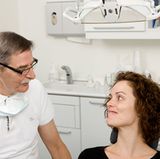 Manchmal blutet das Zahnfleisch. Das kann ein Anzeichen für eine Entzündung sein. Blutet es mehrere Tage lang, sollten Sie zum Zahnarzt gehen. Wenn Ihre Blutzuckerwerte längere Zeit sehr hoch sind, können auch Ihre Wunden schlechter heilen. Das erkennt man an einem HbA1c-Wert von über neun Prozent. Sagen Sie dem Zahnarzt vor der Behandlung, dass Sie Diabetes haben. Er richtet seine Therapie danach aus