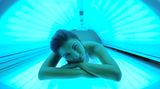 Vorbräunen im Solarium bringt nichts. Es belastet die Haut nur zusätzlich. Die Geräte arbeiten mit UV-A-Strahlung. Sie bringt zwar schnell Farbe. Aber sie schützt nicht vor Sonnenbrand.