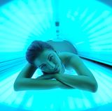 Vorbräunen im Solarium bringt nichts. Es belastet die Haut nur zusätzlich. Die Geräte arbeiten mit UV-A-Strahlung. Sie bringt zwar schnell Farbe. Aber sie schützt nicht vor Sonnenbrand.