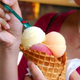 Am liebsten süß und kalt    Getreu dem Motto "Ein Eis in Ehren kann niemand verwehren" schleckten und leckten die Deutschen ausgiebig - 539.000.000 Liter insgesamt im Jahr 2007. Außerdem wurden Berge an Fertiggerichten aus der Tiefkühltruhe verspeist: 1.048.800 Tonnen ermittelten die Experten für das Statistische Jahrbuch 2008  Video: Die Deutschen sind zu dick