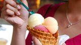 Am liebsten süß und kalt    Getreu dem Motto "Ein Eis in Ehren kann niemand verwehren" schleckten und leckten die Deutschen ausgiebig - 539.000.000 Liter insgesamt im Jahr 2007. Außerdem wurden Berge an Fertiggerichten aus der Tiefkühltruhe verspeist: 1.048.800 Tonnen ermittelten die Experten für das Statistische Jahrbuch 2008  Video: Die Deutschen sind zu dick