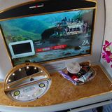 Die First zeigt sich bunt, mit viel Wallnussholzimitat und glitzerndem Messingbeschlag. Der ausklappbare Schminkspiegel ist beleuchtet. Griffbereit steht ein Körbchen mit Schokoriegeln    Video: So entsteht der neue Airbus