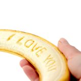 Essen Sie viel Obst und Gemüse: Etwa 650 Gramm in fünf Portionen über den Tag verteilt sind optimal - zum Beispiel drei Portionen Gemüse gegart, roh oder als Salat plus zweimal Obst. Kaufen Sie möglichst Produkte aus der Region und Saison und waschen Sie alles, bevor Sie es essen