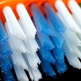 Verwenden Sie eine Zahnbürste mit Kunststoffborsten. Naturborsten zerfasern schneller an den Spitzen, beherbergen dann mehr Bakterien und können das Zahnfleisch schädigen.