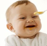 Ernähren Sie Ihr Kind vor allem im Säuglingsalter nicht vegan, sonst fehlen ihm Eiweiß, Vitamine, Mineralstoffe und Spurenelemente. Deshalb ist vegane Kost auch in der Schwangerschaft und Stillzeit problematisch.