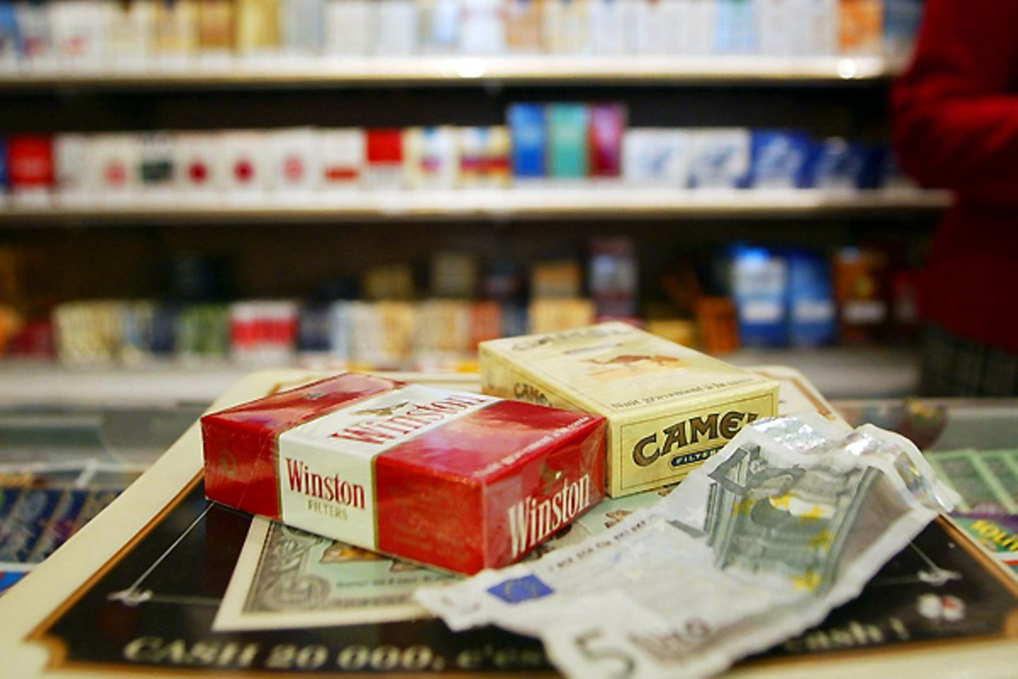 Qualmen und Trinken    91.497.000.000 Zigaretten haben die Deutschen im Jahr 2007 geraucht - deutlich weniger als 2005, damals waren es noch 95.827.000.000. Auch der Bierkonsum hat abgenommen: 2007 haben die Deutschen 8.870.200.000 Liter Bier getrunken, im Jahr 2005 waren es noch 9.155.800.000 Liter  Video: Die Deutschen sind zu dick