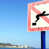 Wo Warnungen stehen, sollte man diese unbedingt beachten - sonst kann ein Kopfsprung ganz schön ins Auge gehen    Video: Mikro-Bikinis - darf man so was tragen?