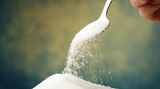 Wenn Sie auf der Packung Maltrose (Malzzucker), Laktose (Milchzucker) oder Fruktose (Fruchtzucker) lesen, ist das kein Freibrief zum Schlemmen. Diese Zuckerarten enthalten ebenso viele Kalorien wie ganz normaler Haushaltszucker und werden oft weniger gut vertragen, etwa bei Laktose- beziehungsweise Fruktoseintoleranz