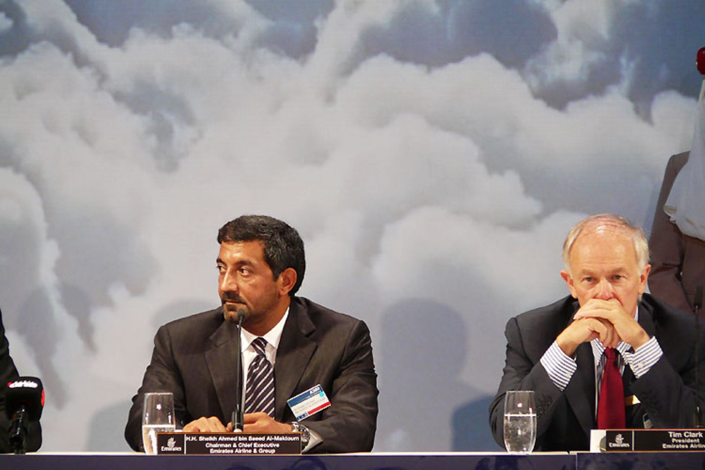 Auslieferungszeremonie: Seine Hoheit Scheich Ahmed bin Saeed Al Maktoum, Chairman von Emirates, nennt den Preis: "Unsere Investition in dieses Flugzeug überschreitet inklusive der Triebwerke und der Kabinenausstattung 32 Milliarden US-Dollar". Bei der Übergabe wurde noch ein Vertrag über die Lieferung von je 30 weiteren Airbus A330 und A350 unterschrieben Video: So entsteht der neue Airbus Seine Hoheit Scheich Ahmed bin Saeed Al Maktoum, Chairman von Emirates, nennt den Preis: "Unsere Investition in dieses Flugzeug überschreitet inklusive der Triebwerke und der Kabinenausstattung 32 Milliarden US-Dollar". Bei der Übergabe wurde noch ein Vertrag über die Lieferung von je 30 weiteren Airbus A330 und A350 unterschrieben Video: So entsteht der neue Airbus