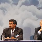 Seine Hoheit Scheich Ahmed bin Saeed Al Maktoum, Chairman von Emirates, nennt den Preis: "Unsere Investition in dieses Flugzeug überschreitet inklusive der Triebwerke und der Kabinenausstattung 32 Milliarden US-Dollar". Bei der Übergabe wurde noch ein Vertrag über die Lieferung von je 30 weiteren Airbus A330 und A350 unterschrieben    Video: So entsteht der neue Airbus