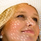 Machen Sie besser einen Bogen um jedes Solarium. Vor allem, wenn Sie helle Haut, blonde Haare oder Sommersprossen haben und erfahrungsgemäß schnell mal einen Sonnenbrand bekommen. Dann ist die Bräune aus der Röhre für Sie tabu. Schöne Farbe kriegen Sie auch aus der Tube!