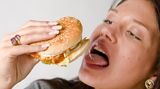 Finger weg von Fastfood - viele vorgefertigte Nahrungsmittel und Fertigmahlzeiten enthalten reichlich Zucker und Fett. Sie erhöhen das Risiko mancher Krebserkrankungen
