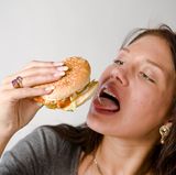 Finger weg von Fastfood - viele vorgefertigte Nahrungsmittel und Fertigmahlzeiten enthalten reichlich Zucker und Fett. Sie erhöhen das Risiko mancher Krebserkrankungen