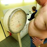 Mythos: Nur Übergewichtige erkranken an Diabetes. Dünne Menschen sind davon nicht betroffen.  Fakt: Übergewicht ist für die Entstehung von Typ-2-Diabetes zwar ein wichtiger Faktor, dennoch spielen auch Veranlagung und Alter eine Rolle. Experten raten daher allen Menschen ab 45 Jahren, regelmäßig den Blutzuckerwert überprüfen zu lassen - bei erhöhtem Diabetesrisiko auch früher. Das betrifft vor allem Übergewichtige oder jene, bei denen die Zuckerkrankheit schon im Familienkreis aufgetreten ist. Wer an diffusen Symptomen wie ständiger Müdigkeit, übermäßigem Durst oder Gewichtsverlust leidet, sollte sich ebenfalls untersuchen lassen