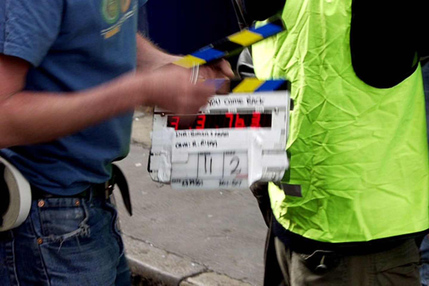 Skurrile Datenverluste: Platz sieben: Spiel mir das Lied vom Datentod Ein unabhängiger Filmemacher erledigte die letzten Arbeiten an seinem gerade abgedrehten Western, als sein Macbook Pro merkwürdige Geräusche machte und dann den Geist aufgab. Die einzige Version des Films exisitierte auf der geshredderten Festplatte. Nach der Datenrettung wurde der Film doch noch veröffentlicht und ist jetzt auf DVD erhältlich Video: So retten Sie Ihre Daten Platz sieben: Spiel mir das Lied vom Datentod Ein unabhängiger Filmemacher erledigte die letzten Arbeiten an seinem gerade abgedrehten Western, als sein Macbook Pro merkwürdige Geräusche machte und dann den Geist aufgab. Die einzige Version des Films exisitierte auf der geshredderten Festplatte. Nach der Datenrettung wurde der Film doch noch veröffentlicht und ist jetzt auf DVD erhältlich Video: So retten Sie Ihre Daten