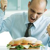 Wenn es um menschliche Verhaltensweise ging, erklärten viele stern.de-Leser diese mit Instikten aus Urzeiten. So auch der Fall bei der Frage von Michael B. aus Oberessendorf, warum ungesundes Essen denn so lecker sei.  "Fettes und Süßes sprechen unsere Lebenserhaltungsinstinkte aus Urzeiten an", meint Charlotte B. "Die Kalorienbomben geben uns die tröstliche und freudige Gewissheit, dass wir nach ihrem Verzehr in den nächsten Tagen sicher nicht verhungern werden."