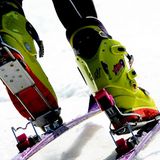 Fast jeder fünfte Skiunfall ist auf eine mangelhafte Ausrüstung zurückzuführen. Lassen Sie deshalb spätestens im Skigebiet Ihre Ausrüstung vom Fachhändler überprüfen. Ganz wichtig dabei: Testen Sie, ob die Bindungseinstellung überhupt noch ihrer körperlichen Verfassung entspricht - Ihr Gewicht und Ihre Kondition können sich ja mal ändern...  Video: Wird die Helmpflicht für Skifahrer eingeführt?