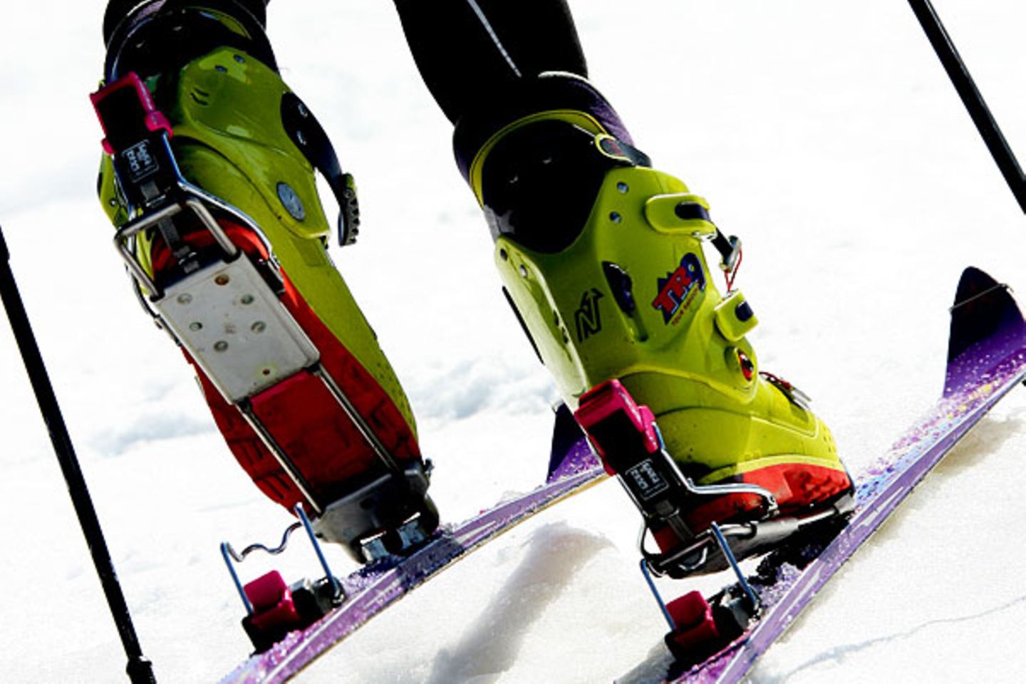 Fast jeder fünfte Skiunfall ist auf eine mangelhafte Ausrüstung zurückzuführen. Lassen Sie deshalb spätestens im Skigebiet Ihre Ausrüstung vom Fachhändler überprüfen. Ganz wichtig dabei: Testen Sie, ob die Bindungseinstellung überhupt noch ihrer körperlichen Verfassung entspricht - Ihr Gewicht und Ihre Kondition können sich ja mal ändern...  Video: Wird die Helmpflicht für Skifahrer eingeführt?