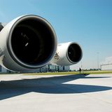 Emirates war die erste Fluggesellschaft, die den Airbus A380 haben wollte. Mit 58 fest bestellten "Superjumbos" ist die Airline mit Abstand der weltweit größte Kunde für das Flugzeug    Video: So entsteht der neue Airbus