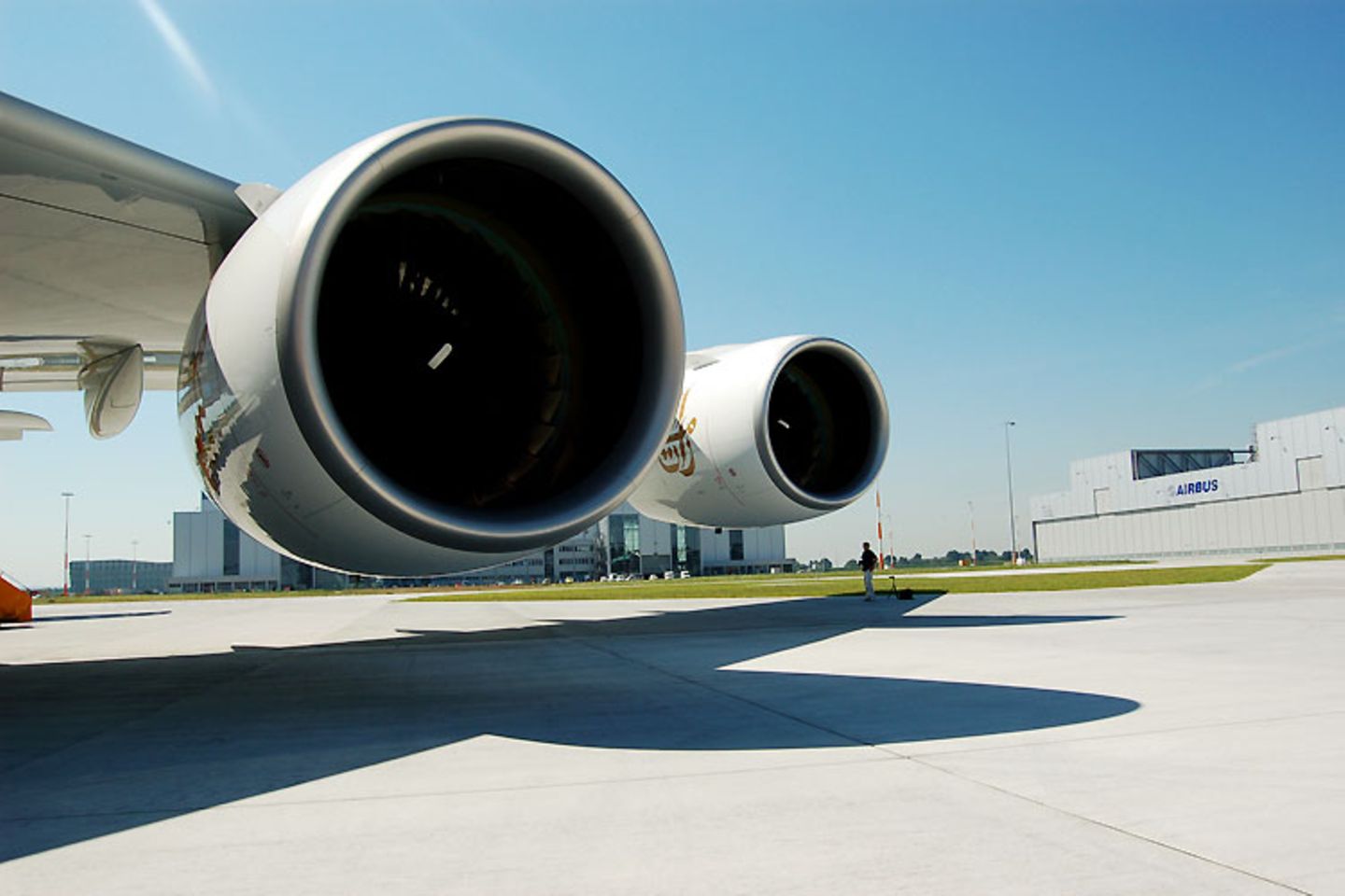Auslieferungszeremonie: Emirates war die erste Fluggesellschaft, die den Airbus A380 haben wollte. Mit 58 fest bestellten "Superjumbos" ist die Airline mit Abstand der weltweit größte Kunde für das Flugzeug Video: So entsteht der neue Airbus Emirates war die erste Fluggesellschaft, die den Airbus A380 haben wollte. Mit 58 fest bestellten "Superjumbos" ist die Airline mit Abstand der weltweit größte Kunde für das Flugzeug Video: So entsteht der neue Airbus