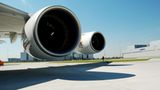 Emirates war die erste Fluggesellschaft, die den Airbus A380 haben wollte. Mit 58 fest bestellten "Superjumbos" ist die Airline mit Abstand der weltweit größte Kunde für das Flugzeug    Video: So entsteht der neue Airbus