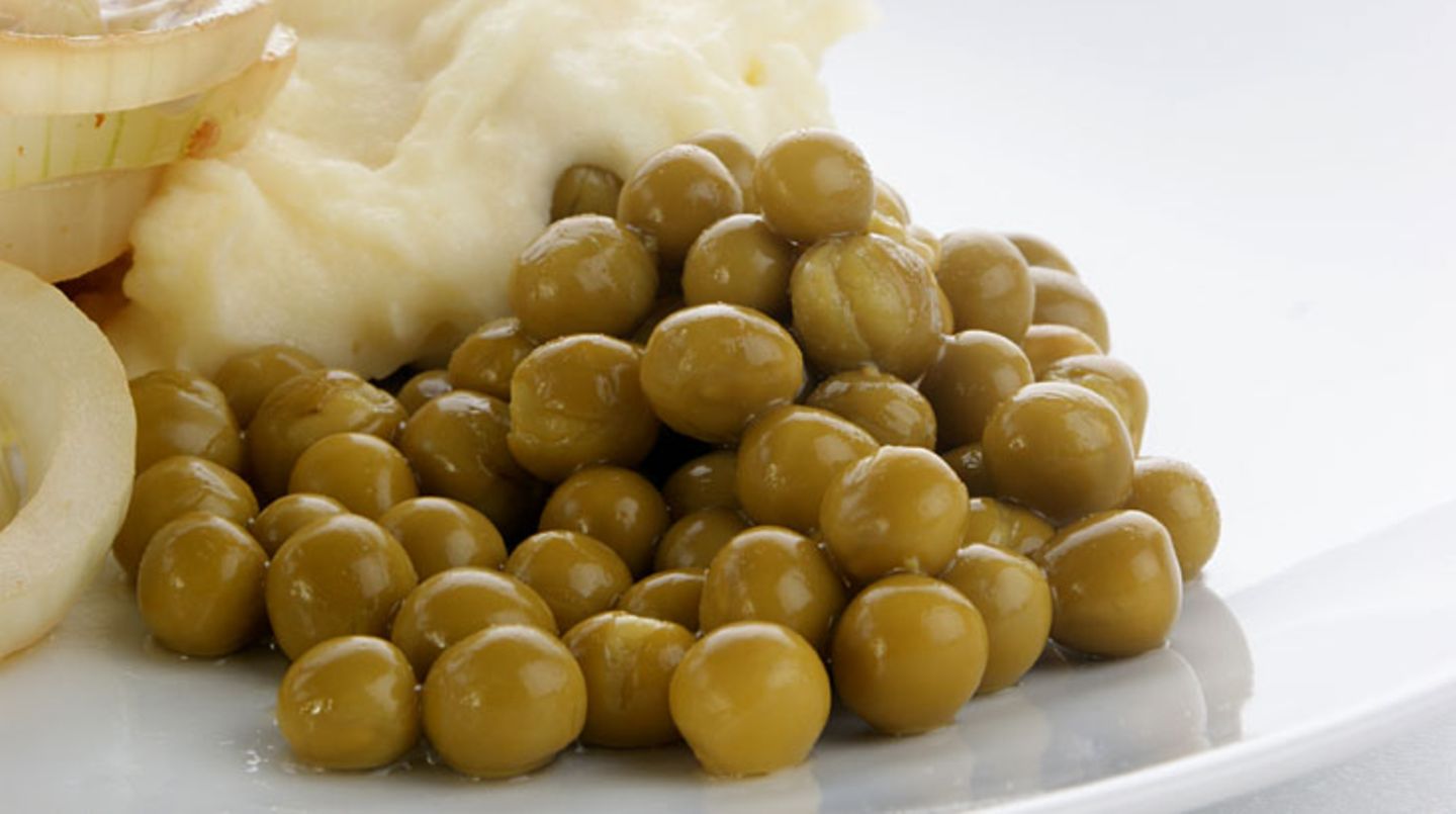 Isst Ihr Kind vegetarisch, mischen Sie verschiedene eiweißreiche Lebensmittel in seine Mahlzeit: etwa Milch und Kartoffeln, Kartoffeln und Hülsenfrüchte oder Kartoffeln und Eier. So bekommt Ihr Kind genügend Proteine.