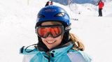 Helme sind kein Kinderkram, sondern eine Lebensversicherung. Achten Sie beim Kauf darauf, dass die Skibrille bündig mit dem Helm abschließt. Der Kinnriemen sollte ausreichend gepolstert und in mehreren Stufen anpassbar sein. Optimale Helme besitzen ein ausreichendes Isolationssystem für kalte und eine gute Luftzirkulation für warme Tage. Weil sie nicht so leicht verrutschen, sitzen sie auch bequemer als eine herkömmliche Mütze  Video: Wird die Helmpflicht für Skifahrer eingeführt?