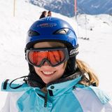 Helme sind kein Kinderkram, sondern eine Lebensversicherung. Achten Sie beim Kauf darauf, dass die Skibrille bündig mit dem Helm abschließt. Der Kinnriemen sollte ausreichend gepolstert und in mehreren Stufen anpassbar sein. Optimale Helme besitzen ein ausreichendes Isolationssystem für kalte und eine gute Luftzirkulation für warme Tage. Weil sie nicht so leicht verrutschen, sitzen sie auch bequemer als eine herkömmliche Mütze  Video: Wird die Helmpflicht für Skifahrer eingeführt?