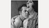 "Café Lehmitz" von Anders Petersen mit Texten von Roger Andersen ist im Verlag Schirmer/Mosel erschienen und kostet 29,90 Euro.  Das Motiv auf dem Titel verwendete der Musiker Tom Waits 1985 als Cover seines Albums "Rain Dogs".