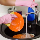 Hände sind immer an vorderster Front! Schicken Sie sie nicht ungeschützt ins Gefecht. Cremen Sie sie immer gründlich ein - vor allem, bevor Sie den Spüllappen schwingen oder einen Putzmarathon starten. Oder noch besser: Tragen Sie Handschuhe. Das gilt besonders für Menschen, die beruflich ihre Haut strapazieren - zum Beispiel Friseurinnen oder Handwerker.