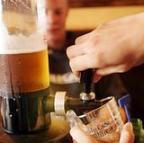 Alkohol muntert zwar kurzfristig auf, macht auf Dauer aber müde. Wer häufig große Mengen trinkt, riskiert schwere körperliche und geistige Schäden. Also halten Sie Maß: Frauen sollten nicht mehr als zehn Gramm und Männer nicht mehr als 20 Gramm Alkohol pro Tag aufnehmen. Ein halber Liter Bier enthält beispielsweise schon 20 Gramm