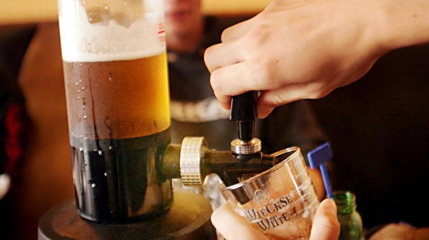 Essen für die Seele: Alkohol muntert zwar kurzfristig auf, macht auf Dauer aber müde. Wer häufig große Mengen trinkt, riskiert schwere körperliche und geistige Schäden. Also halten Sie Maß: Frauen sollten nicht mehr als zehn Gramm und Männer nicht mehr als 20 Gramm Alkohol pro Tag aufnehmen. Ein halber Liter Bier enthält beispielsweise schon 20 Gramm Alkohol muntert zwar kurzfristig auf, macht auf Dauer aber müde. Wer häufig große Mengen trinkt, riskiert schwere körperliche und geistige Schäden. Also halten Sie Maß: Frauen sollten nicht mehr als zehn Gramm und Männer nicht mehr als 20 Gramm Alkohol pro Tag aufnehmen. Ein halber Liter Bier enthält beispielsweise schon 20 Gramm