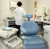 Lassen Sie das Gebiss beim Zahnarzt kontrollieren, sobald die ersten Milchzähne durchgebrochen sind (etwa sechster bis neunter Lebensmonat). Wenn die ersten Milchbackenzähne durchbrechen (etwa 18. bis 24. Lebensmonat) ein zweites, und wenn das Milchgebiss komplett ist (etwa 30. bis 36. Lebensmonat), lassen Sie den Zahnarzt noch einmal auf die Zähne schauen. Später reichen viertel- bis halbjährliche Kontrollen.