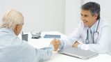 Mythos: Die meisten Diabetiker brauchen früher oder später eine Dialyse oder leiden unter anderen schweren Komplikation.  Fakt: Wenn ein Diabetiker seinen Blutzuckerspiegel regelmäßig überprüfen lässt, treten schwere Komplikationen weitaus seltener auf
