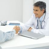 Mythos: Die meisten Diabetiker brauchen früher oder später eine Dialyse oder leiden unter anderen schweren Komplikation.  Fakt: Wenn ein Diabetiker seinen Blutzuckerspiegel regelmäßig überprüfen lässt, treten schwere Komplikationen weitaus seltener auf