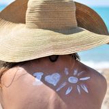 Schützen Sie die Haut von der ersten Sonnenminute an! Am besten geeignet sind dafür Cremes mit hohem Lichtschutzfaktor. Verwenden Sie zunächst einen Schutzfaktor zwischen 20 und 30 - vor allem nach langen Winterwochen. Wenn Sie sich an die Sonne gewöhnt haben und zu den eher lichtunempfindlichen Hauttypen zählen, können Sie nach ein paar Tagen zu Produkten mit Sonnenschutzfaktor 12 bis 20 wechseln.