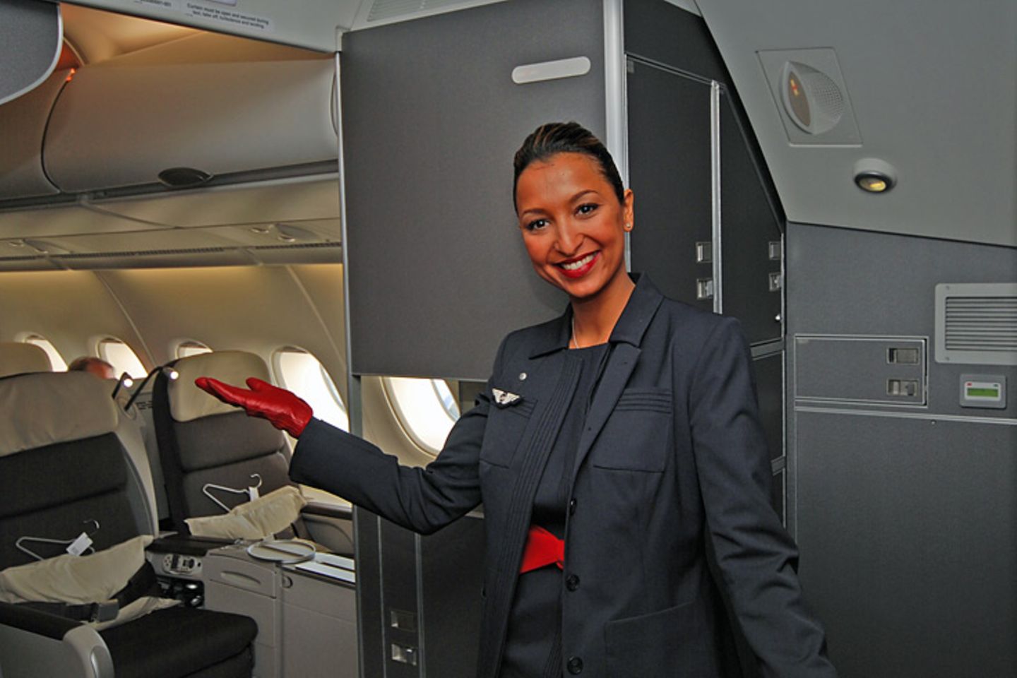 Air France: Benvenue à bord Begrüßung an Bord: Für die heute 24 Flugbegleiter ein aufregender Tag. Bisher kannten sie den neuen Flugzeugtyp nur als Modell. Die zweitägige Einführung und das Sicherheitstraining absolvierten die Stewardessen an einer nachgebauten Kabine Benvenue à bord Begrüßung an Bord: Für die heute 24 Flugbegleiter ein aufregender Tag. Bisher kannten sie den neuen Flugzeugtyp nur als Modell. Die zweitägige Einführung und das Sicherheitstraining absolvierten die Stewardessen an einer nachgebauten Kabine
