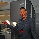 Benvenue à bord   Begrüßung an Bord: Für die heute 24 Flugbegleiter ein aufregender Tag. Bisher kannten sie den neuen Flugzeugtyp nur als Modell. Die zweitägige Einführung und das Sicherheitstraining absolvierten die Stewardessen an einer nachgebauten Kabine