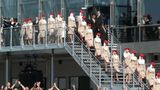 58 Stewardessen von Emirates begleiten die Übergabe. Ihre Zahl steht symbolisch für die bislang von Emirates bestellten A380-Jets     Video: So entsteht der neue Airbus
