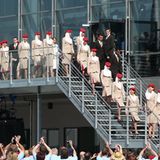 58 Stewardessen von Emirates begleiten die Übergabe. Ihre Zahl steht symbolisch für die bislang von Emirates bestellten A380-Jets     Video: So entsteht der neue Airbus