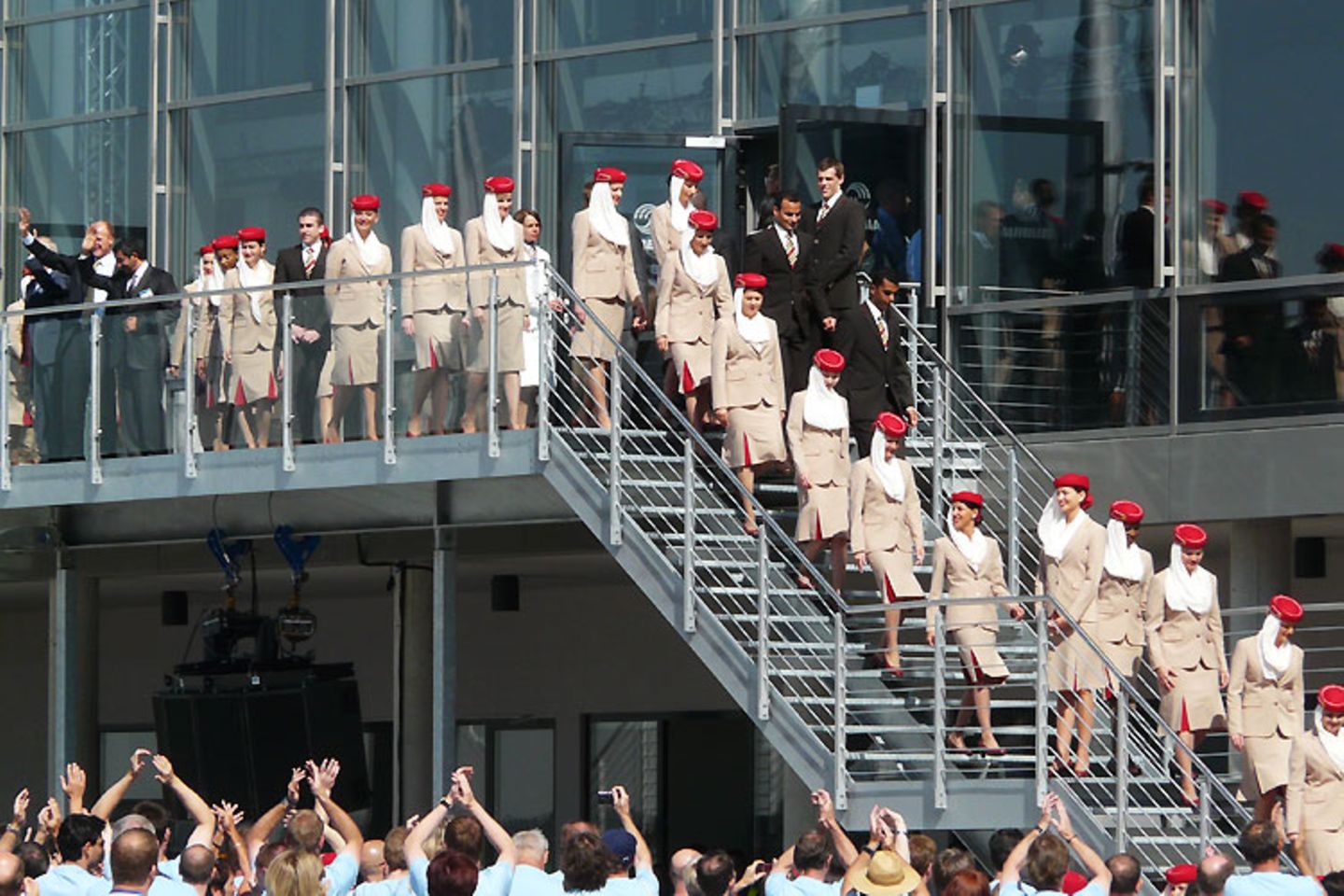 58 Stewardessen von Emirates begleiten die Übergabe. Ihre Zahl steht symbolisch für die bislang von Emirates bestellten A380-Jets     Video: So entsteht der neue Airbus