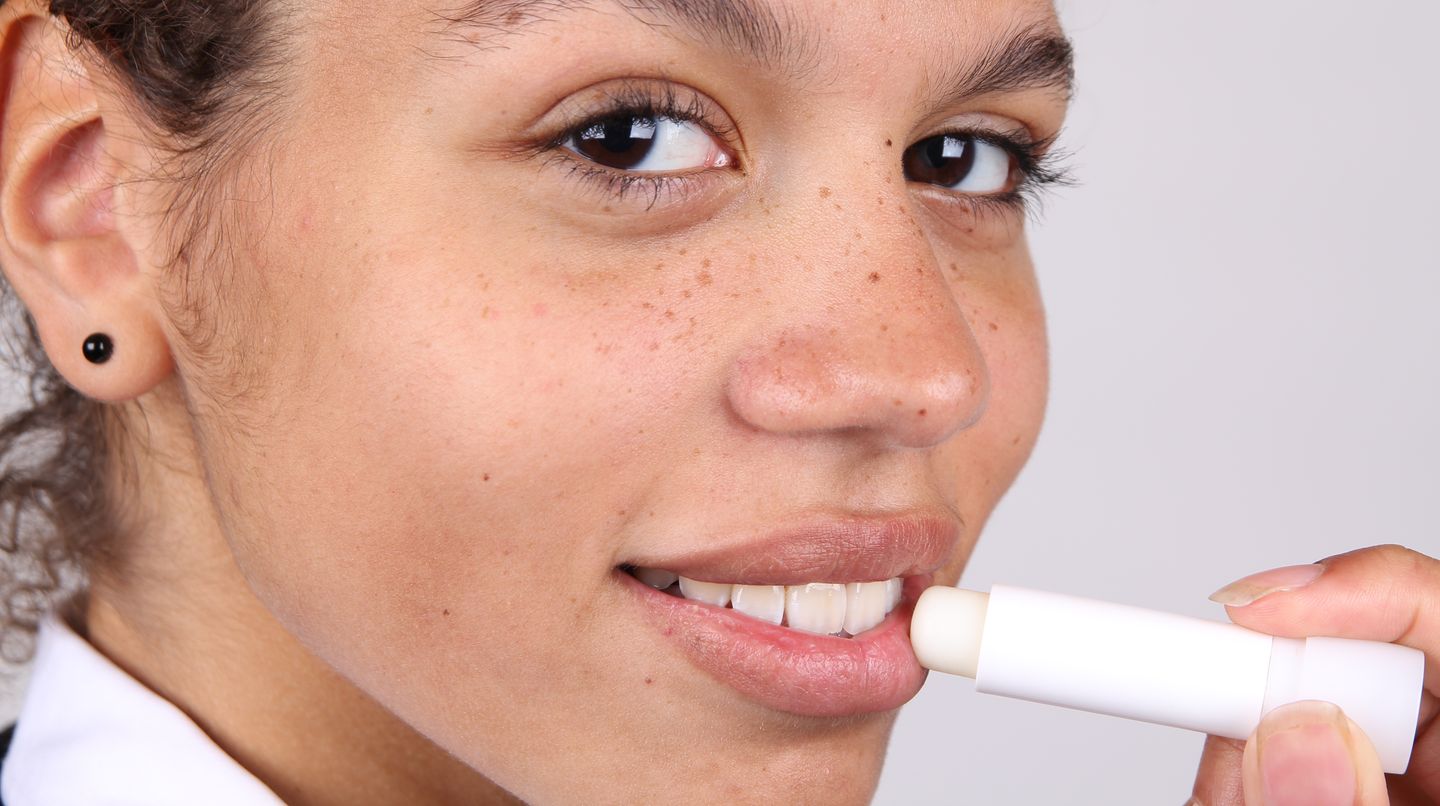 Weiche Lippen küssen nicht nur besser, sie sehen auch gepflegter aus. Trotzdem vergessen wir oft, dass die zarte, dünne Haut am Mund besonders viel Zuwendung braucht. Daher am besten immer einen Stift oder eine Creme mit Pflegestoffen wie Jojoba oder Aloe Vera in die Handtasche packen.