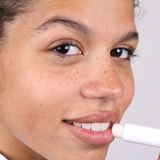 Weiche Lippen küssen nicht nur besser, sie sehen auch gepflegter aus. Trotzdem vergessen wir oft, dass die zarte, dünne Haut am Mund besonders viel Zuwendung braucht. Daher am besten immer einen Stift oder eine Creme mit Pflegestoffen wie Jojoba oder Aloe Vera in die Handtasche packen.